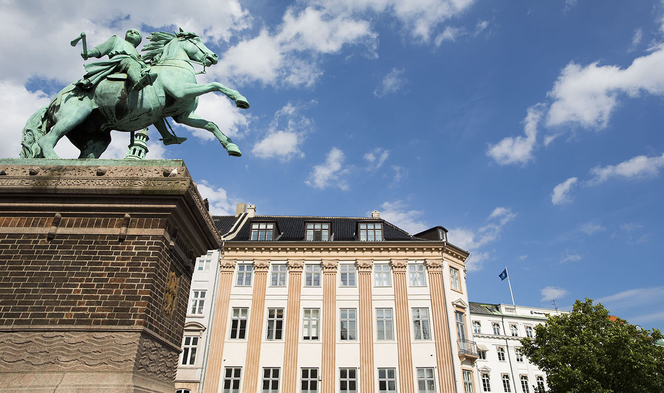 Absalon Københavns grundlægger til hest ved Strøget, København