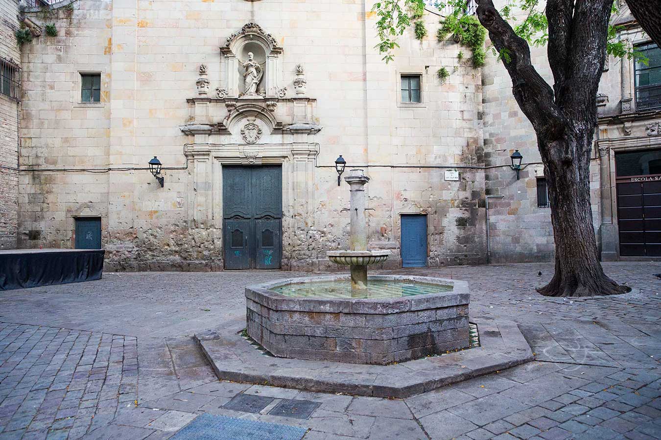 Huller i murene fra Den Spanske Borgerkrig - Plaza Sant Felip Neri